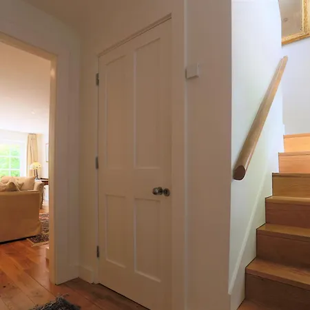 Period Character With Modern Comforts In Monkstown 布莱克罗克