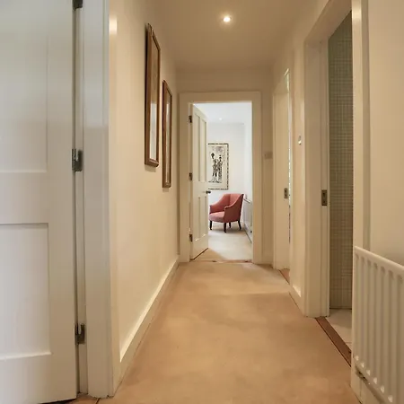 Period Character With Modern Comforts In Monkstown 度假居