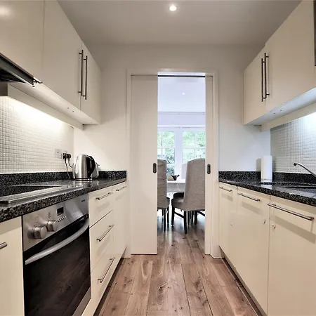 Period Character With Modern Comforts In Monkstown 度假居